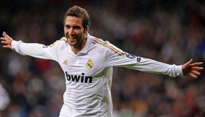 开云体育运营团队：绿茵温情时刻，马约拉尔替补登场先寻兄长拥抱，兄弟对决演绎足坛亲情