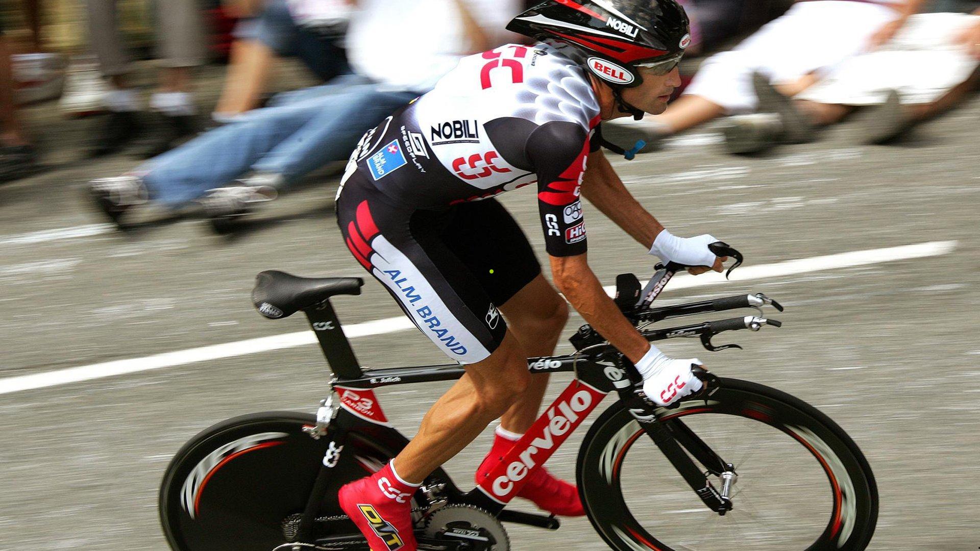 乌甲联赛现世纪进球，阿根廷门将百码外弹地射门创历史