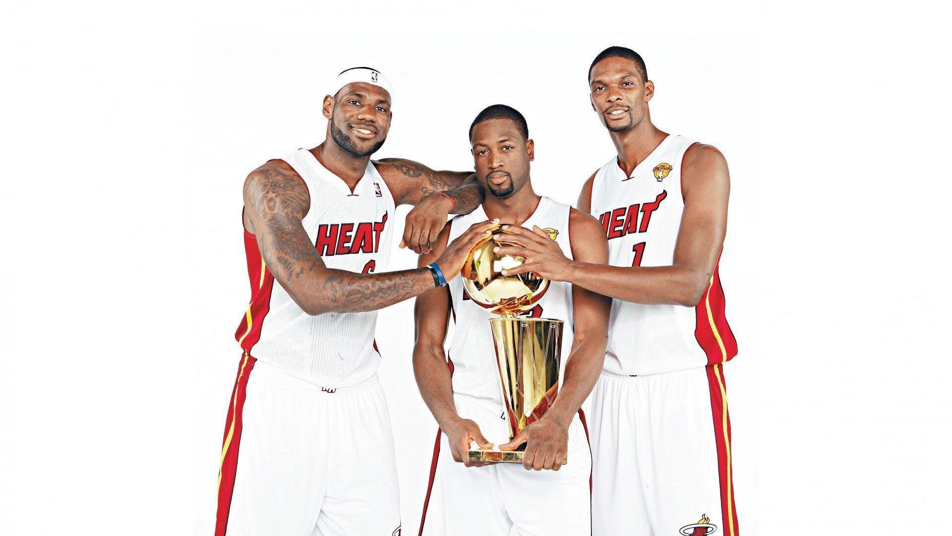 熟人碰面!独行侠全队赴洛城备战,官方照意外捕获浓眉身影引热议